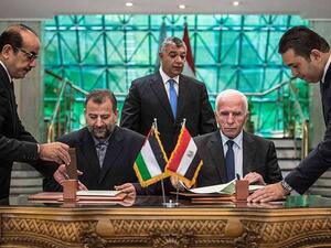 أثناء توقيع حركتي فتح وحماس اتفاق المصالحة في القاهرة في 12 أكتوبر 2017
