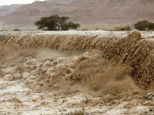 تدفق السيول بعد امطار غزيرة في اسرائيل قرب البحر الميت
