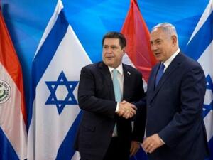 نتانياهو ورئيس الباراغواي السابق هوراسيو كارتيس اثناء حفل نقل السفارة الى القدس
