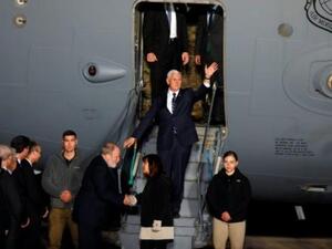 نائب الرئيس الاميركي مايك بنس ملوحا بيده لدى ترجله من الطائرة بعيد وصوله الى مطار بن غوريون في اسرائيل
