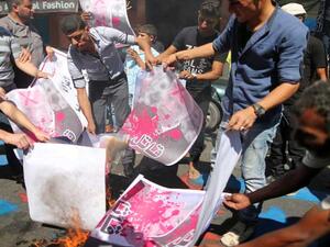 شبّان غاضبون في غزة يحرقون صوراً لـ”بيريز″

