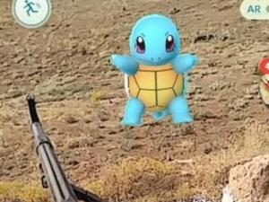 لقطة لمجريات لعبة "بوكيمون” على هاتف الجندي المحمول عبر موقع فيس بوك أثناء تواجده في الموصل على الجبهة المقابلة لتنظيم "داعش”.
