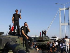 رجال من الشرطة يحرسون دبابات استخدمت في محاولة الانقلاب في اسطنبول

