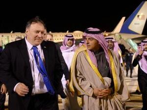 وزير الخارجية الأمريكي مايك بومبيو ووزير الدولة السعودي للشؤون الخارجية عادل الجبير لدى وصوله إلى الرياض 
