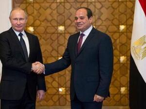 الرئيس المصري عبد الفتاح السيسي (يمينا) يصافح نظيره الروسي فلاديمير بوتين في القاهرة يوم الاثنين
