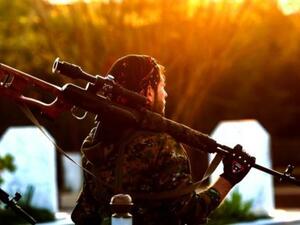 عنصر من قوات سوريا الديموقراطية خلال جنازة قيادي كردي في القامشلي
