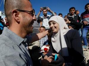 فيحاء شلش تستقبل زوجها الصحافي الفلسطيني محمد القيق في بلدة جورا قرب الخليل بالضفة الغربية 
