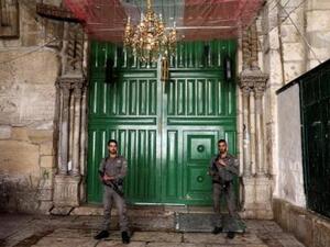 شرطيان أمام مدخل مغلق للحرم القدسي يوم الجمعة
