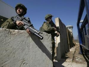 جنود اسرائيليون يحرسون نقطة حدود القنيطرة بين اسرائيل وسوريا في مرتفعات الجولان المحتلة
