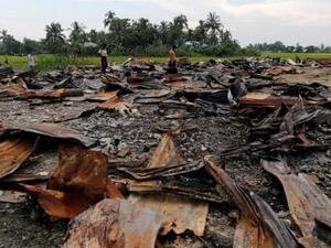بقايا سوق أضرمت فيه النيران في قرية لطائفة الروهينجا على أطراف ولاية الراخين
