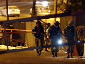 جنود اسرائيليون في المكان الذي اطلق فيه محمد عبد الخالق تركمان النار عند حاجز اسرائيلي قرب مدينة رام الله
