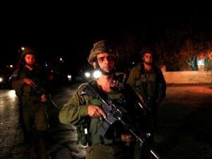 جنود اسرائيليون في موقع قام فيه فلسطيني باطلاق النار على جنود اسرائيليين في رام الله 
