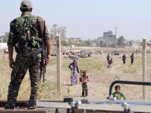 مقاتل من وحدات حماية الشعب الكردية السورية في الرقة
