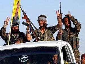 مقاتلون من قوات سوريا الديمقراطية في عين عيسى بسوريا 
