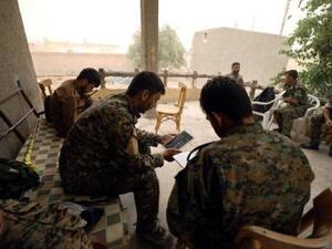 مقاتلون من قوات سوريا الديمقراطية في الحي الصناعي بمدينة الرقة
