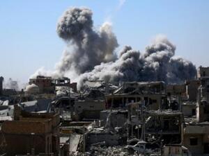 الدخان يتصاعد من مدينة الرقة
