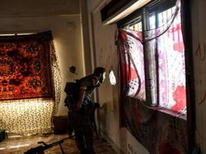 احد عناصر قوات سوريا الديموقراطية يتفقد منزلا في منطقة تمت استعادتها مؤخرا من تنظيم الدولة الاسلامية في وسط الرقة

