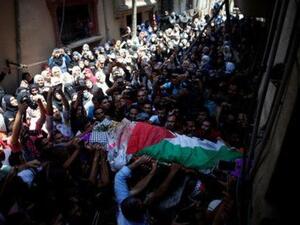 مشيعون يحملون جثمان المسعفة الفلسطينية رزان النجار في خان يونس قطاع غزة يوم السبت
