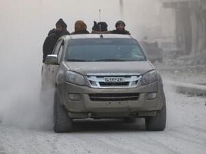 مقاتلون من المعارضة السورية يستقلون سيارة في حلب
