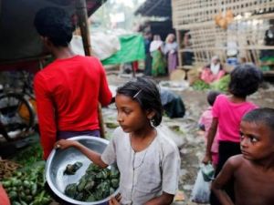 فتاة تبيع طعاما في معسكر للنازحين داخليا من الروهينجا في ميانمار
