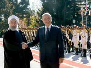 الرئيس الإيراني حسن روحاني (يسار) مصافحا نظيره العراقي برهم صالح خلال مراسم استقباله في طهران

