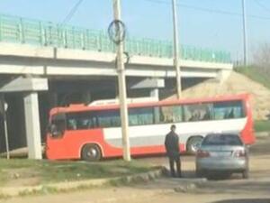 حافلة تقل متعاقدين روسا مع الجيش تمر عبر نقطة تفتيش قبل دخول قاعدة تابعة لوزارة الدفاع في مولكينو بروسيا
