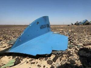 قطعة من حطام الطائرة الروسية بالقرب من مدينة العريش بسيناء
