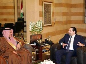 وزير الدولة السعودي لشؤون الخليج العربي ثامر السبهان (يسارا) خلال اجتماع مع رئيس الوزراء اللبناني المستقيل سعد الحريري

