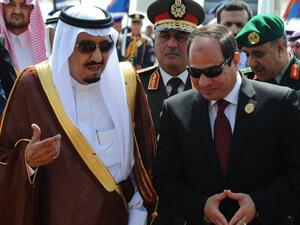 الرئيس المصري عبد الفتاح السيسي خلال استقباله العاهل السعودي الملك سلمان في القاهرة في ابريل الماضي
