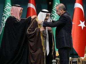 الرئيس التركي رجب طيب اردوغان يقلد وساما للعاهل السعودي الملك سلمان