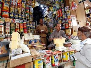 سوق رمضان في صنعاء بضائع كثيرة وسكان غير قادرين على شرائها
