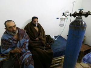 سوريون ذكرت تقارير أنهم عانوا من صعوبات في التنفس بعد غارات نفذها النظام السوري على بلدة سارقب في شمال غرب البلاد في مستشفى ميداني قرب البلدة
