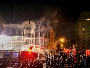 متظاهرون ايرانيون يضرمون النار في السفارة السعودية في طهران خلال تظاهرة خرجت في 2 تموز/يوليو ضد إعدام رجل الدين الشيعي نمر النمر
