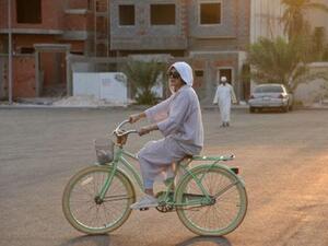 أميرة التركستاني تركب دراجتها الهوائية الفستقية في جدة بالسعودية

