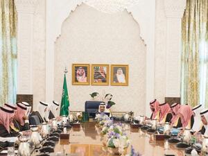 العاهل السعودي الملك سلمان مترئسا اجتماع مجلس الوزراء
