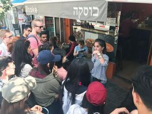 وفد الطلبة في سوق كارمل في تل ابيب
