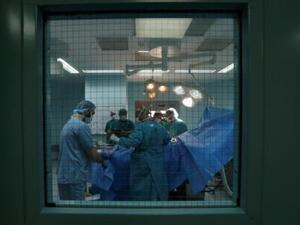 أطباء يجرون جراحة للسوري إسماعيل مصطفى في طرابلس بلبنان
