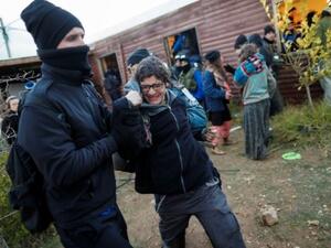 رجل امن اسرائيلي يبعد مستوطنة يهودية بالقوة خلال اخلاء بؤرة عمونا الاستيطانية شمال شرق رام الله
