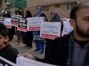 باكستانيون شيعة يتظاهرون استنكارا لهجوم على مسجد لهم في اسلام اباد 

