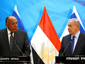 وزير الخارجية المصري سامح شكري (يسار) ورئيس الوزراء الإسرائيلي بنيامين نتنياهو 
