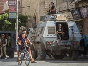 مجندون مصريون يحرسون شارعا في مدينة العريش 
