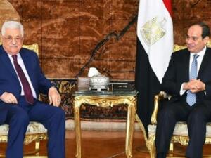 الرئيس المصري عبد الفتاح السياسي مع نظيره الفلسطيني محمود عباس خلال لقاء جمعهما في القاهرة 
