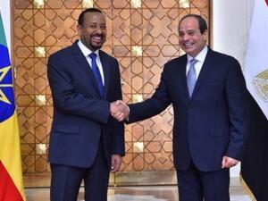 الرئيس المصري عبد الفتاح السيسي (إلى اليمين) يصافح رئيس الوزراء الاثيوبي أبي أحمد في القاهرة يوم الاحد.
