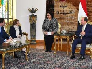 وزيرة القوات المسلحة الفرنسية فلورانس بارلي (يسار) خلال لقائها الرئيس المصري عبد الفتاح السيسي في القاهرة
