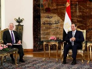 الرئيس المصري عبد الفتاح السيسي (إلى اليمين) ووزير الدفاع الأمريكي جيمس ماتيس في القصر الرئاسي بالاتحادية في القاهرة
