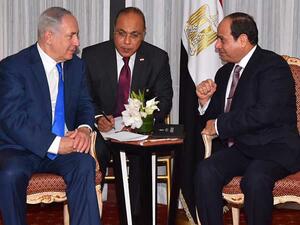 ارشيف/ رئيس الوزراء الاسرائيلي بنيامين نتنياهو (يسار) مع الرئيس المصري عبد الفتاح السيسي