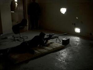 قناص من الشرطة الاتحادية العراقية يصوب سلاحه باتجاه عناصر من تنظيم الدولة الاسلامية في غرب الموصل

