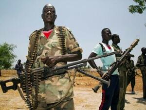 عناصر ميليشيات من المعارضة في جنوب السودان مع اسلحتهم قرب قاعدتهم في تونيور بجنوب السودان

