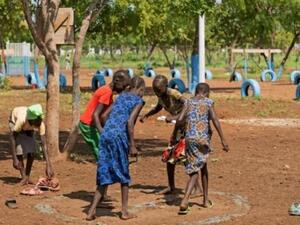 أطفال هربوا بمفردهم من جنوب السودان إلى حدود أثيوبيا يلعبون في ساحة للعب خصصتها منظمة "بلا انترناشونال" في مخيم نغوينيال للاجئين في غامبيلا
