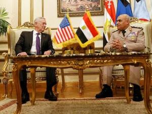 وزير الدفاع الأمريكي جيمس ماتيس (إلى اليسار) أثناء اجتماع مع نظيره المصري صدقي صبحي في القاهرة


